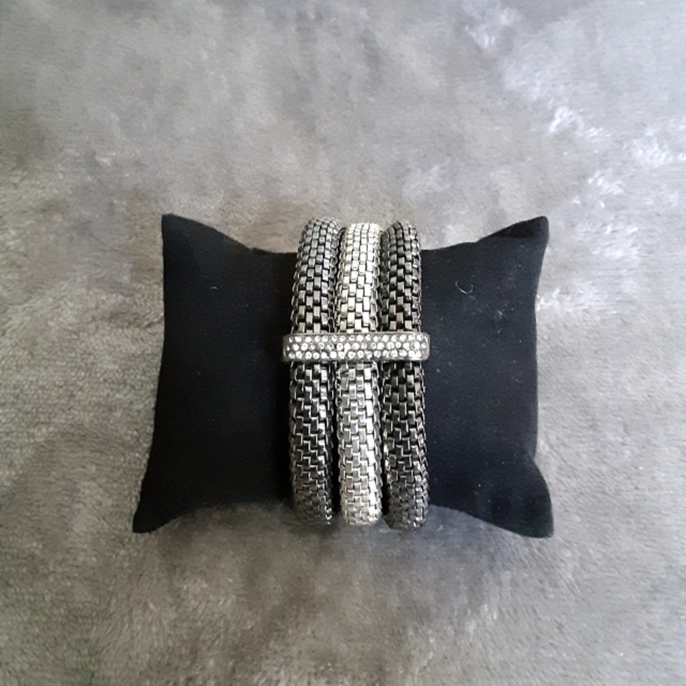 Bracelet 3 stretch bracelet set held together w accent clasp silver, gunmetal